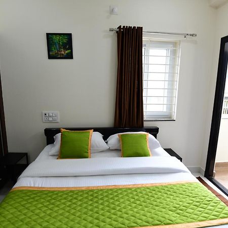 Divya Comforts- 2Bhk ตีรูปาติ ภายนอก รูปภาพ