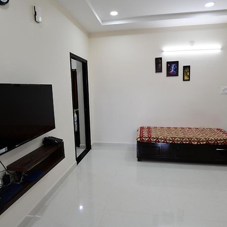 Divya Comforts- 2Bhk ตีรูปาติ ภายนอก รูปภาพ