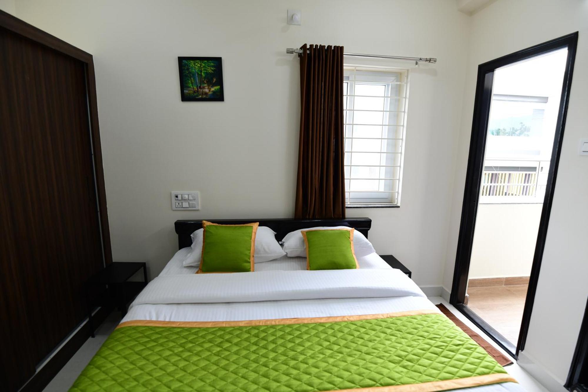 Divya Comforts- 2Bhk ตีรูปาติ ภายนอก รูปภาพ
