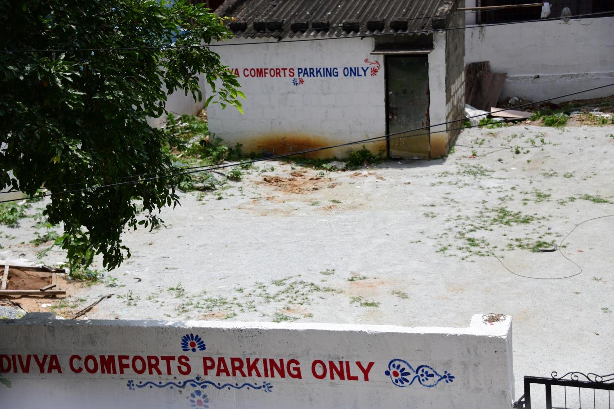 Divya Comforts- 2Bhk ตีรูปาติ ภายนอก รูปภาพ