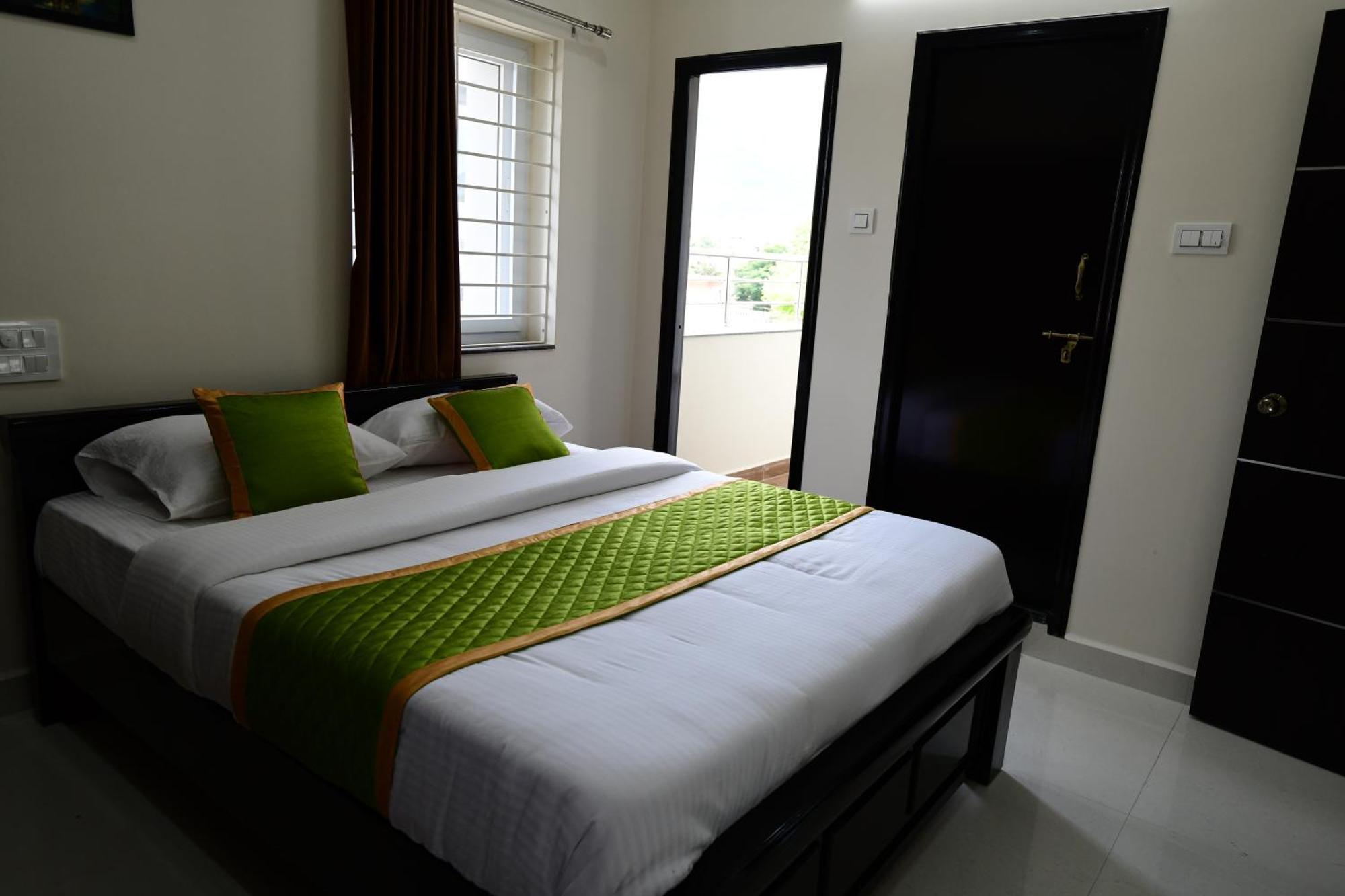 Divya Comforts- 2Bhk ตีรูปาติ ภายนอก รูปภาพ