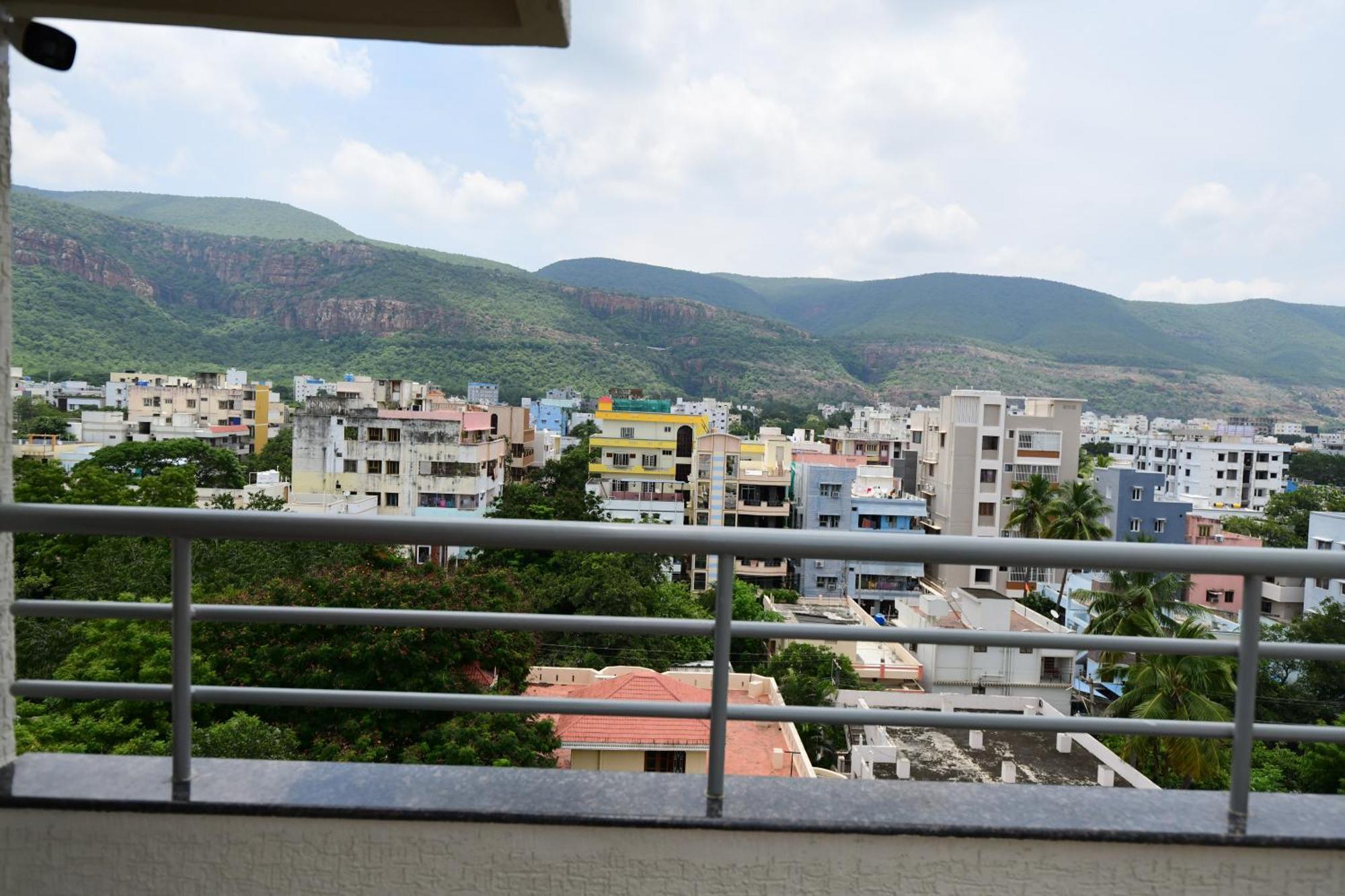 Divya Comforts- 2Bhk ตีรูปาติ ภายนอก รูปภาพ