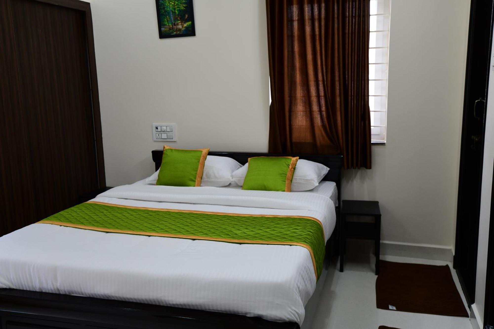 Divya Comforts- 2Bhk ตีรูปาติ ภายนอก รูปภาพ