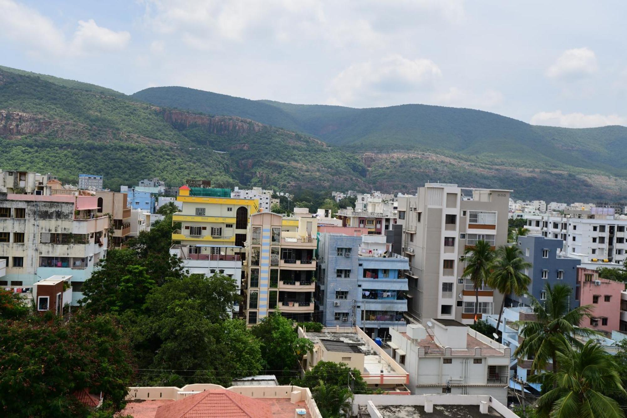 Divya Comforts- 2Bhk ตีรูปาติ ภายนอก รูปภาพ