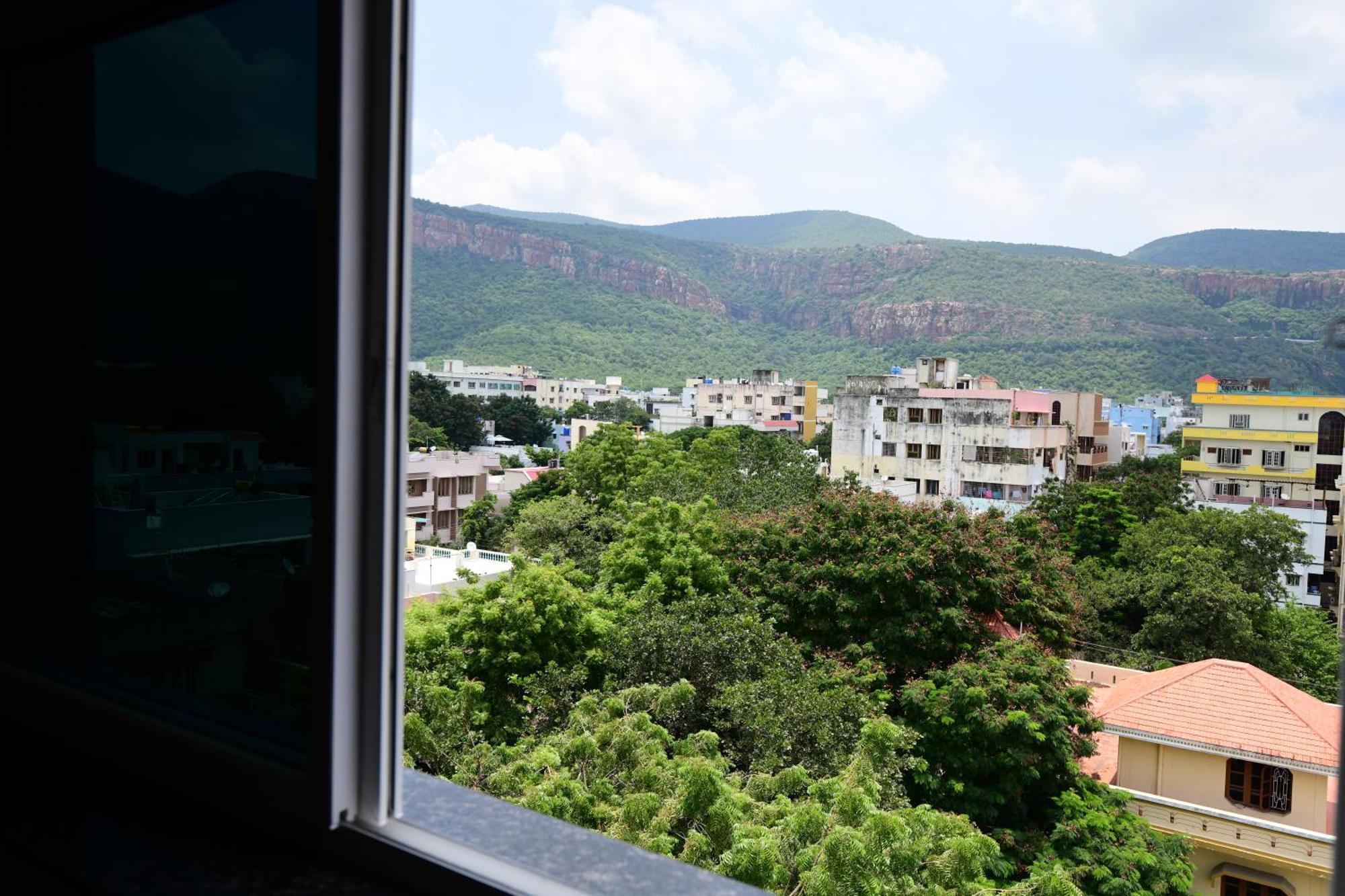 Divya Comforts- 2Bhk ตีรูปาติ ภายนอก รูปภาพ
