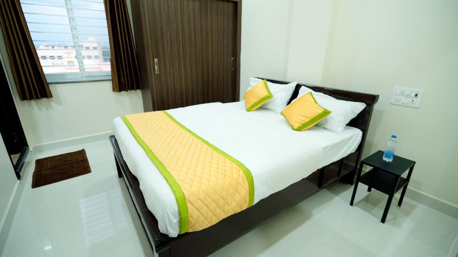 Divya Comforts- 2Bhk ตีรูปาติ ภายนอก รูปภาพ