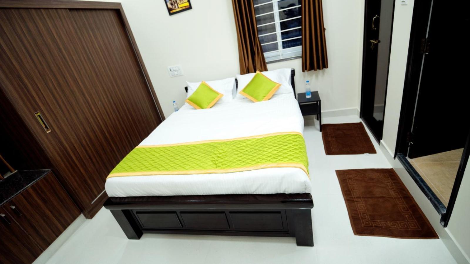 Divya Comforts- 2Bhk ตีรูปาติ ภายนอก รูปภาพ