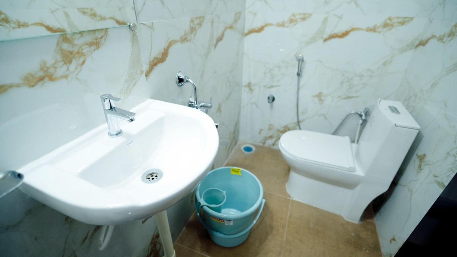 Divya Comforts- 2Bhk ตีรูปาติ ภายนอก รูปภาพ