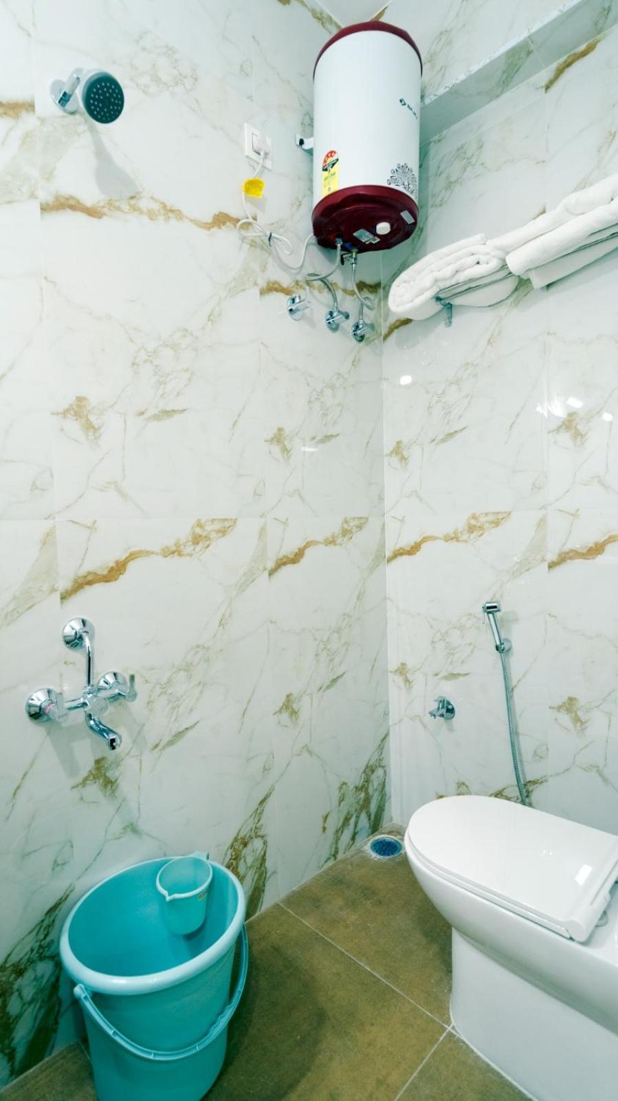 Divya Comforts- 2Bhk ตีรูปาติ ภายนอก รูปภาพ