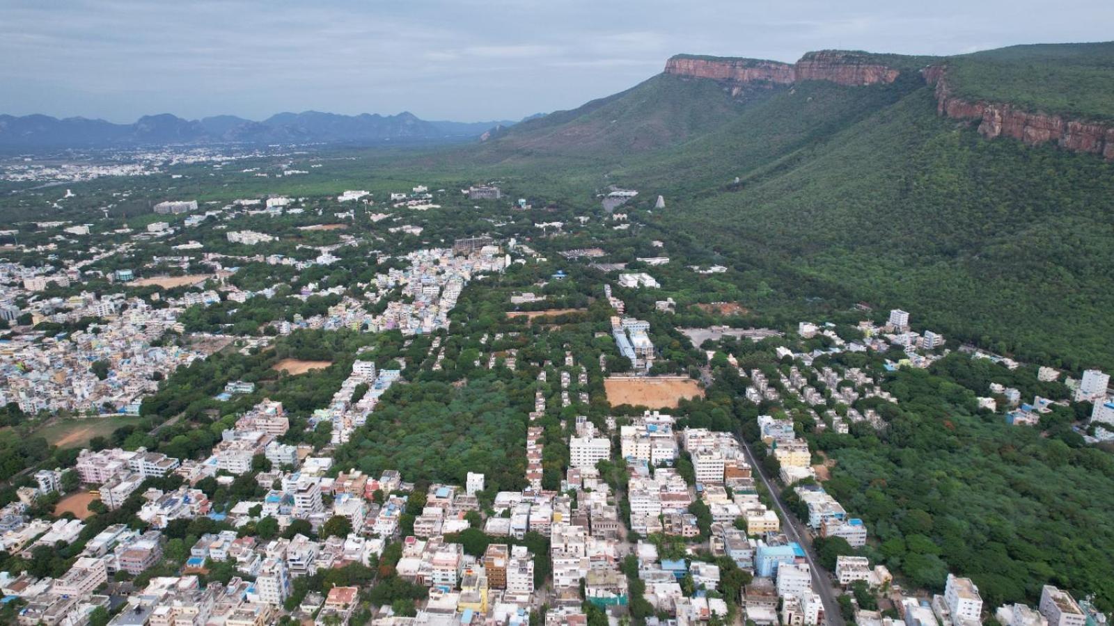 Divya Comforts- 2Bhk ตีรูปาติ ภายนอก รูปภาพ